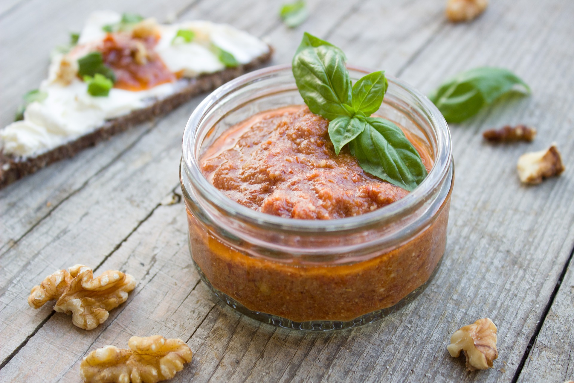 Rotes Pesto mit Walnüssen